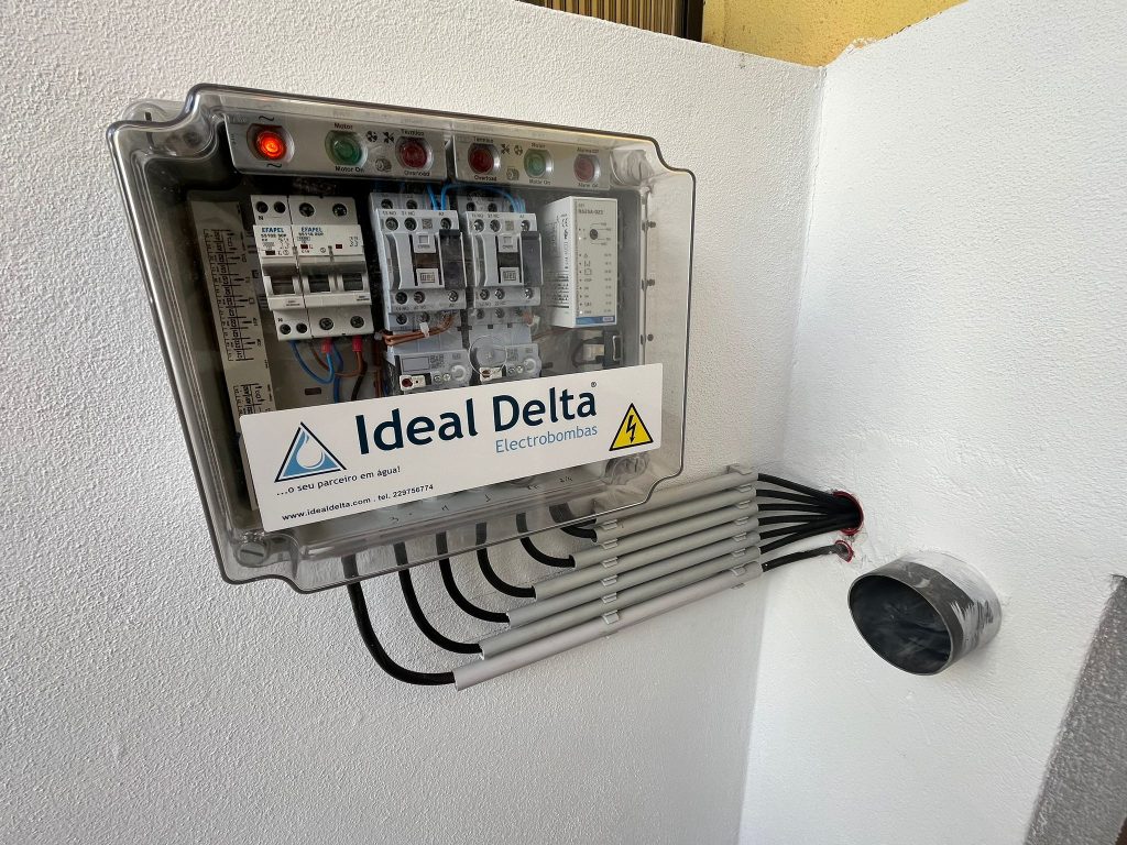 Quadro elétrico com conexões visíveis.