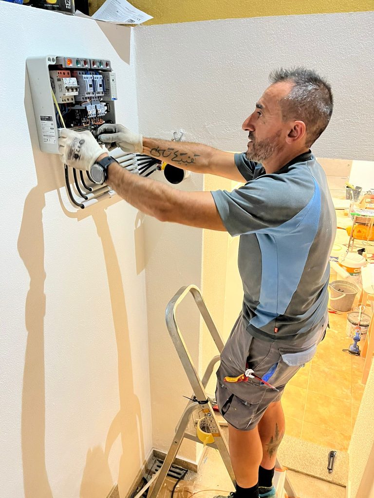 Eletricista instalando quadro elétrico na parede caldas da rainha